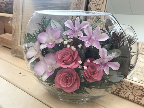 Закрытая настольная ваза с сухими цветами  на сайте Стройсервис
